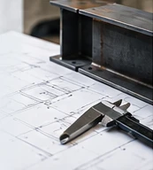 Plans et pièces métalliques (photo d’illustration)